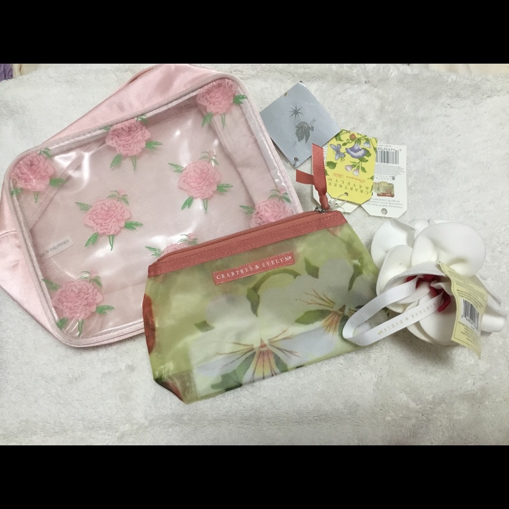 Crabtree & Evelyn Cosmetic Pouches & Exfoliating Loofah bundle
